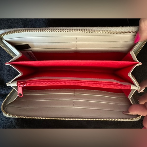 Brand New Dooney & Bourke Dumbo Wallet - Picture 3 of 3